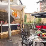 Boutique & Hot Tubs Отель 4*
