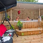 Boutique & Hot Tubs Уиндермир