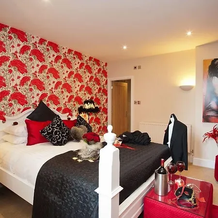 Boutique & Hot Tubs 4* ווינדרמר