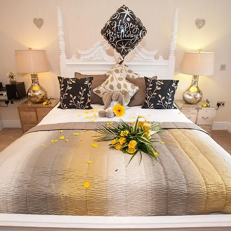 Boutique & Hot Tubs מלון