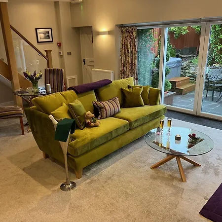 Boutique & Hot Tubs מלון 4*