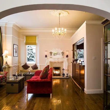 Boutique & Hot Tubs מלון