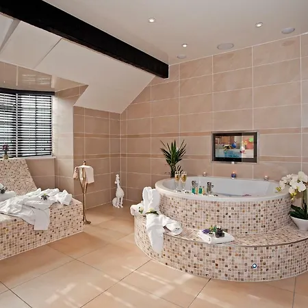 Boutique & Hot Tubs מלון ווינדרמר