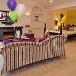 Boutique & Hot Tubs Otel