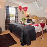 Boutique & Hot Tubs Otel 4*