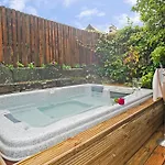 Szálloda Boutique & Hot Tubs