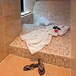 Boutique & Hot Tubs 4* Windermere