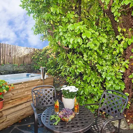 Boutique & Hot Tubs Hotel 4*