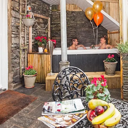 Boutique & Hot Tubs Hotel