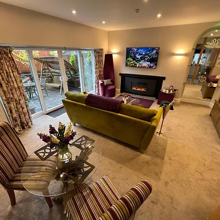 Boutique & Hot Tubs Hotel