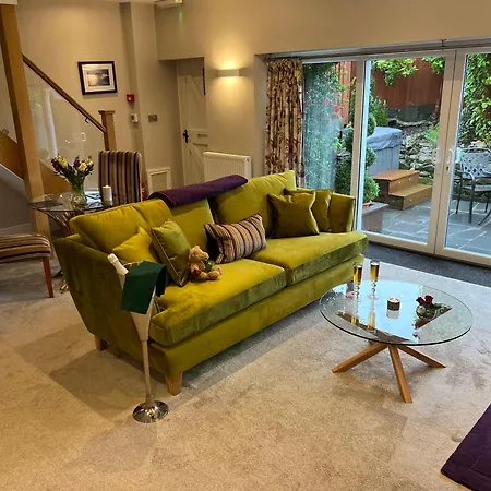 Boutique & Hot Tubs Hotel