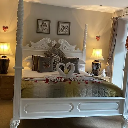 Boutique & Hot Tubs Hotel