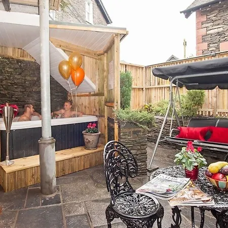 Boutique & Hot Tubs Hotel 4*