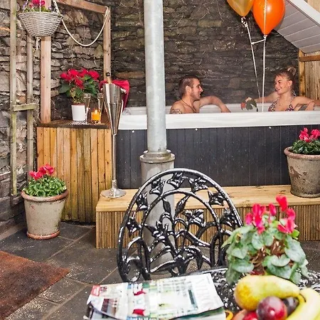 Boutique & Hot Tubs Hotel 4*