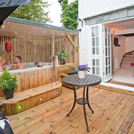 Boutique & Hot Tubs Hotel 4*