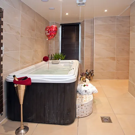 Boutique & Hot Tubs 4* ウィンダミア