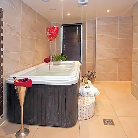 Boutique Suites&hot Tubs Hotel