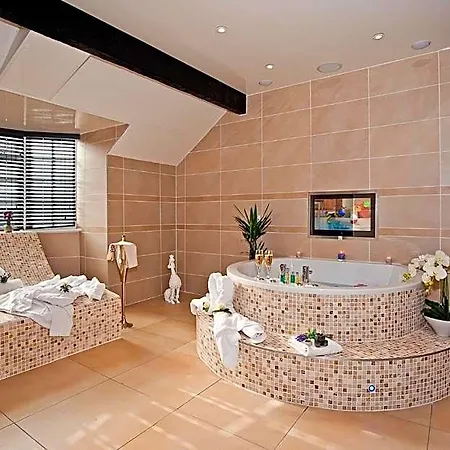 Hotel Boutique Suites&hot Tubs 4*