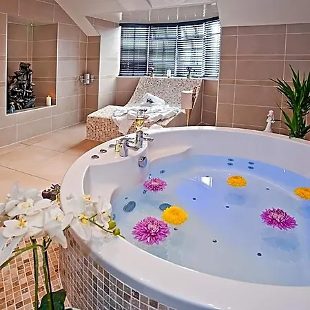 Boutique Suites&hot Tubs Hotel 4*