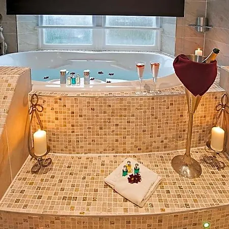 Hotel Boutique Suites&hot Tubs 4*