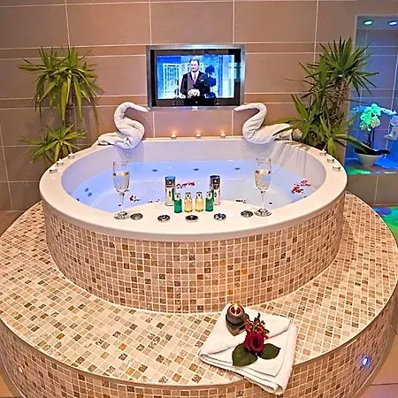 Boutique Suites&hot Tubs Hotel