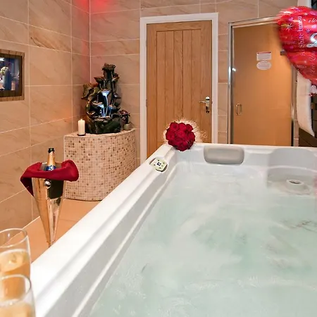 Boutique & Hot Tubs 4* Windermere
