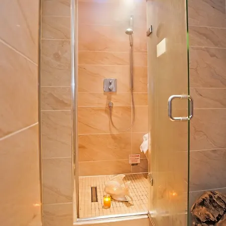 Boutique & Hot Tubs Hotel 4*
