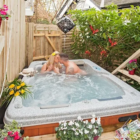 Boutique & Hot Tubs Hotel 4*