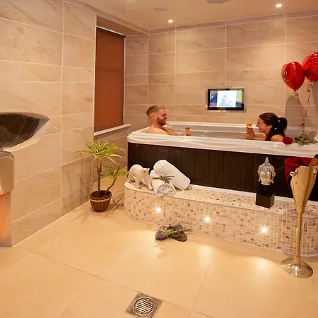 Boutique & Hot Tubs Hotel 4*