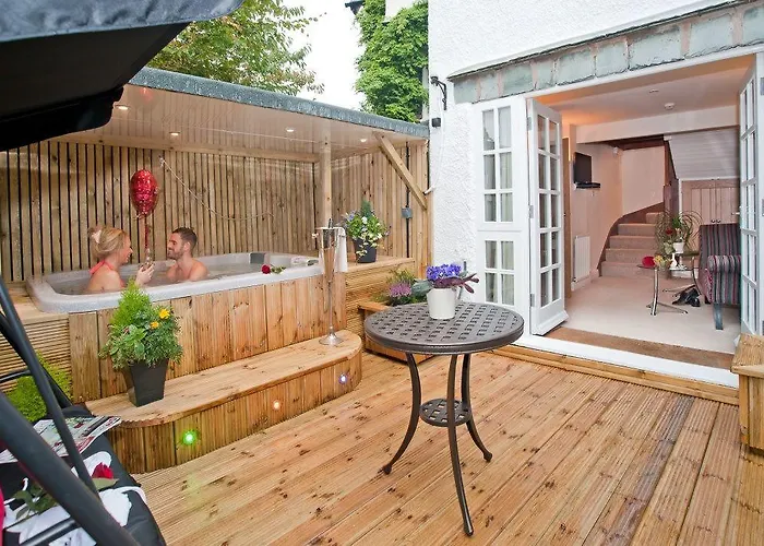 Boutique & Hot Tubs Hotel 4*