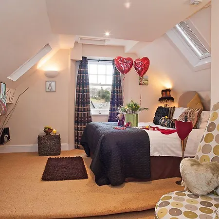 Boutique & Hot Tubs Hotel 4*